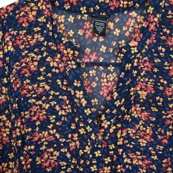 Torrid Navy Blue Floral Flowy V-Neck Button Front Tank  Top Sz 4 - Picture 3 of 6